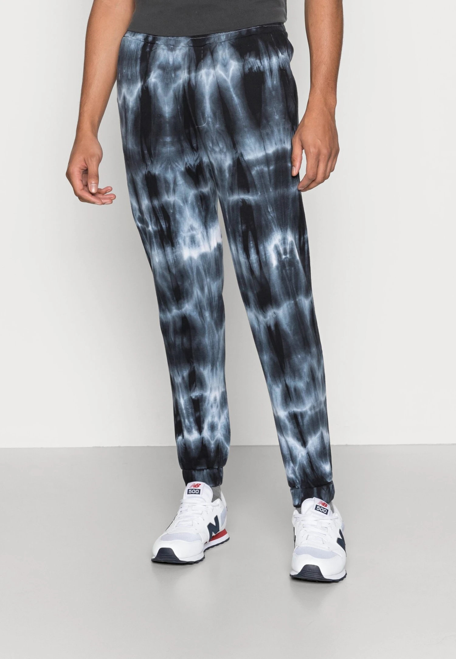 YOURTURN Monochrome Tie Dye Jogger Unisex - Trainingsbroek - Black/Off White 3 YOURTURN Monochrome Tie Dye Jogger Unisex - Trainingsbroek - Black/Off White