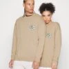 YOURTURN Crewneck With A Flower - Trui - Beige -Yourturn 5fc54c5faabe4bdcbcd82823adb322e0