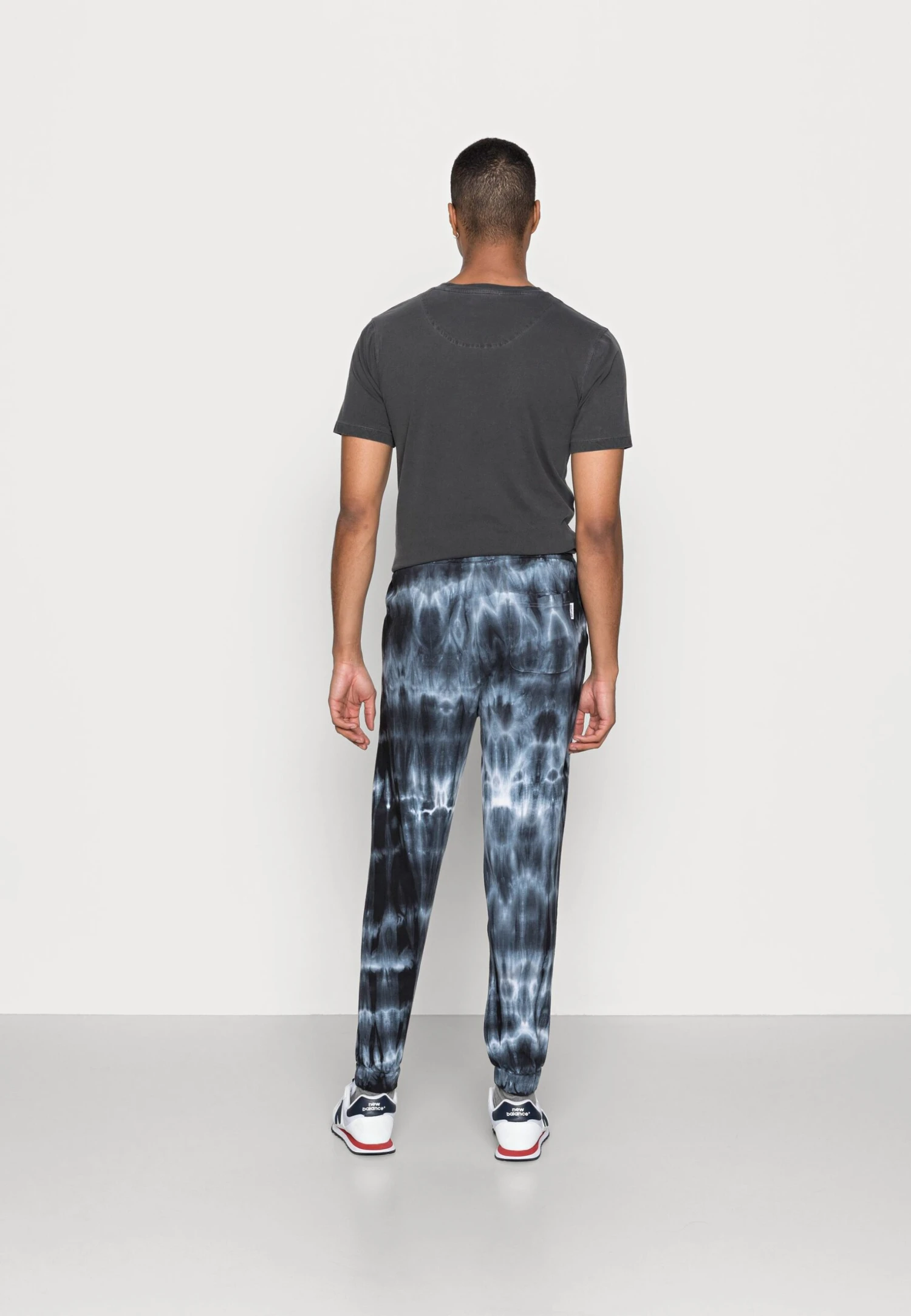 YOURTURN Monochrome Tie Dye Jogger Unisex - Trainingsbroek - Black/Off White 5 YOURTURN Monochrome Tie Dye Jogger Unisex - Trainingsbroek - Black/Off White - Afbeelding 3