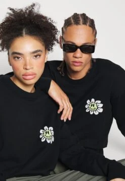 YOURTURN Crewneck With A Flower - Trui - Black -Yourturn 9d443b6e1f274ec7b163906f843f21ab
