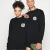 YOURTURN Crewneck With A Flower - Trui - Black 2 YOURTURN Crewneck With A Flower - Trui - Black -Yourturn cf404b3461c44d17855d54777798c0fe