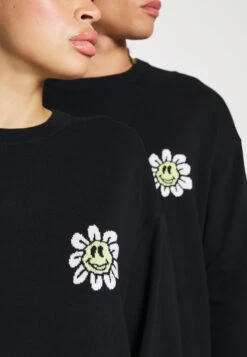 YOURTURN Crewneck With A Flower - Trui - Black -Yourturn d8cd4e42eab54bfaa3e56f2e9847a549